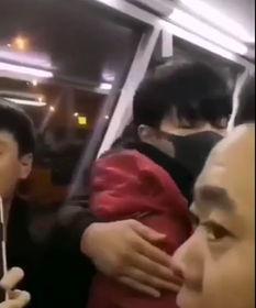 明星拍照被粉丝堵住,现场气氛热烈